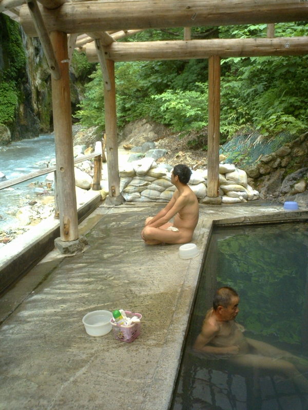 Bathers contemplating the river as they enjoy the heat of Daiyu (大湯).