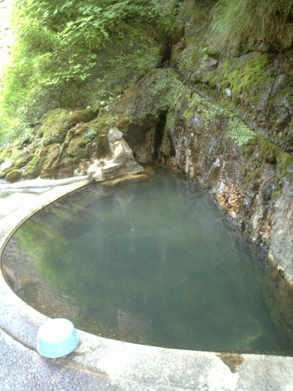This half-moon shaped bath (Senkinoyu, 疝気の湯) is right by the riverside, and less hot than Daiyu.