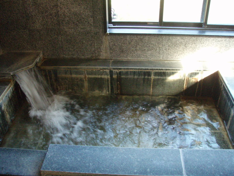 Steaming water rushes in to fill the uchiburo in one of Kareigawa no Yu's rooms.